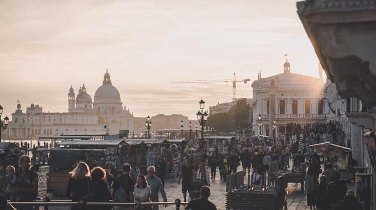 Riva degli Schiavoni, a wide promenade plenty of souvenir stalls. © Jiakun He, 2018